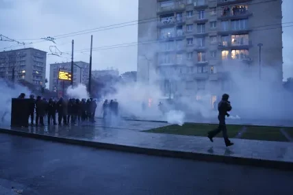 От мирни шествия до сблъсъци: Франция отчете почти 1000 ареста след протестите