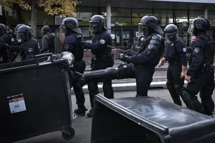 Париж е решен да прокара икономиите – въпреки протестите