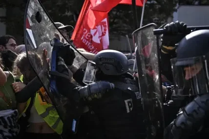 Парижката полиция: Ученическите протести са излезли от контрол