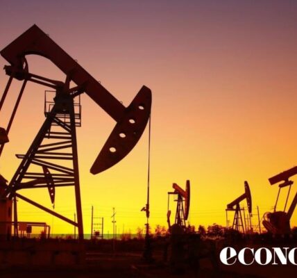 Петролът поевтиня с 2% след прогнози за свиване на търсенето