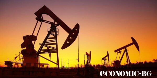 Петролът поевтиня с 2% след прогнози за свиване на търсенето
