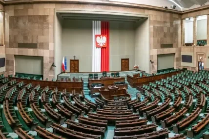 Полският парламент гласува два законопроекта за облекчаване на строгите ограничения върху абортите