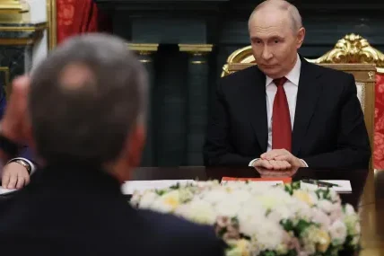 Путин се срещна с китайския премиер Ли Цян в Санкт Петербург