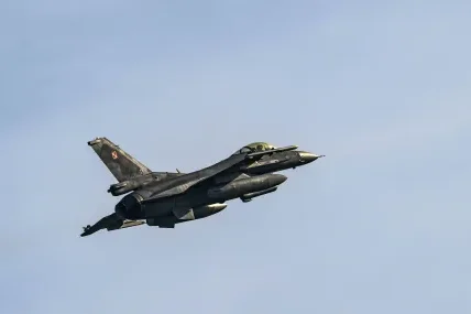 Румъния вдигна два изтребителя F-16 заради въздушна цел край остров Змийски