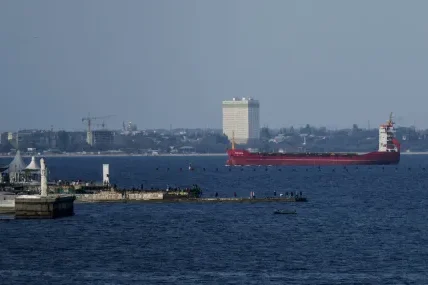 Русия заяви, че поразила товарен кораб и пристанища на Черно море