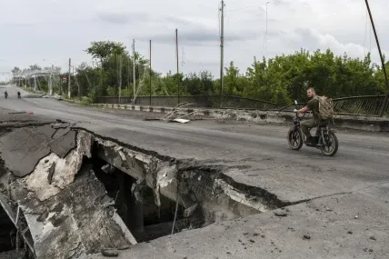 Русия съобщи за удари по мост в Киев и обекти в Украйна