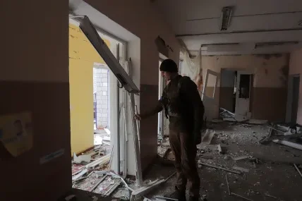 Руски дрон удари училище в Киев, докато учениците са били в укритие