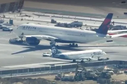 Самолет на Delta удари машина на Air Canada в Лос Анджелис