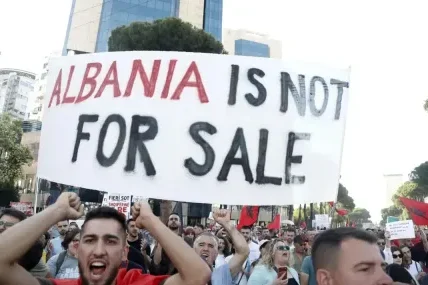 Сблъсъци и коктейли „Молотов“ при протеста в Тирана