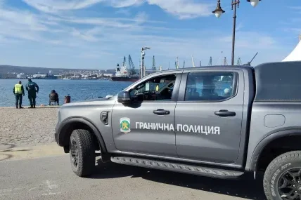 Световните агенции: два търговски кораба бяха поразени близо до бреговете на България, засега не е установен произходът на дроновете
