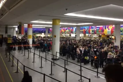 Срив на електронната системата забави проверките на летище JFK в Ню Йорк