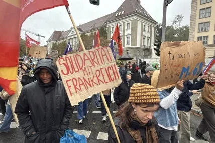 Футболни фенове ще пазят Хага от протести на поколението Z