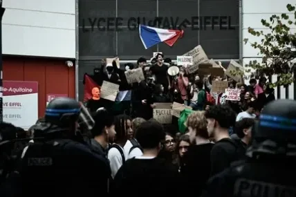 Хиляди задържани ученици при протестите във Франция