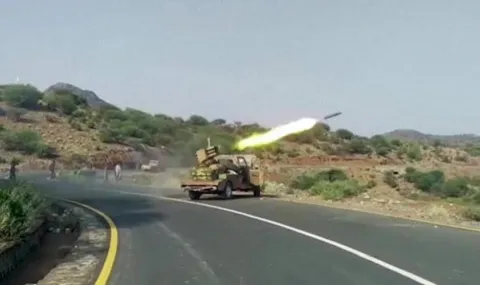 Хусите обявиха ракетни удари по летището в Рияд и военни бази в Саудитска Арабия