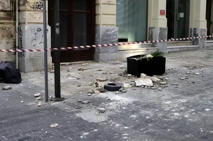 Четирима ранени при взрив на самоделно устройство в жилищна сграда в Атина