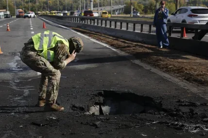 Южният мост в Киев е затворен в двете посоки